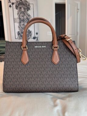 Michael Kors Shelia Medium Logo Satchel in Beown